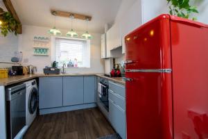 Cozy, Chic, Dairy Cottage near to Beach & Shops- Parking