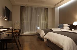 Phòng Hai Giường Đơn Loại Sang (Deluxe Twin Room)