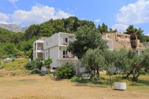 Apartments with a parking space Tucepi, Makarska - 2676