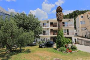 Apartments with a parking space Tucepi, Makarska - 2676