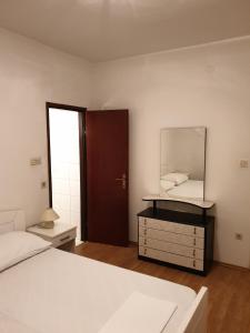 Apartments and rooms with parking space Metajna, Pag - 4120