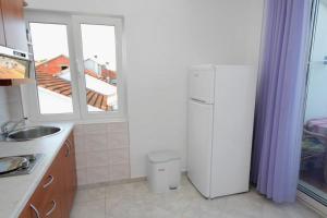 Apartments with parking space Njivice, Krk - 5458