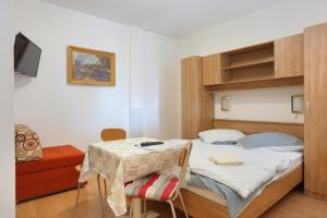 Studio with Terrace and Sea View room in Apartments with a parking space Tucepi Makarska - 2676