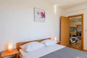 Family-friendly apartments with swimming pool Trogir - 16509