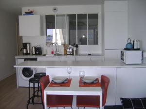 Votre VUE EN BLEU !! Très lumineux, Vue mer exceptionnelle et plages, wir sprechen flieBen deutsch, we speak English