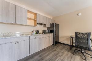 King Room with Kitchenette - Non-Smoking room in Super 8 by Wyndham Lake Charles Northeast