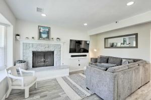 Less Than 1 Mi to Slopes! Heavenly Daze Chalet in Tahoe - 3hvězdičkové hotely ve městě Stateline