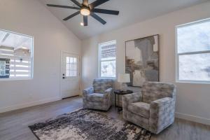 The Latitude Adjustment Spacious Getaway with Hot Tub Community Pool Golf Courses and close to Zion