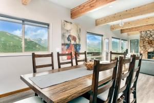 Trails End Vacation Home at Windcliff home