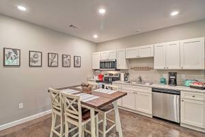 Dtwn Bull Shoals Condo: 1 Mi to Lake Access!