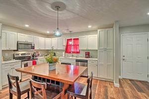 Bull Shoals Condo Retreat about 1 Mi to Marina!