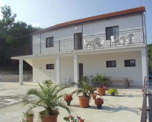 Apartments with a parking space Sutivan, Brac - 747