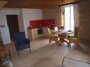 Maisons de vacances Cozy Cottage in Aquitaine with Private Swimming Pool : photos des chambres