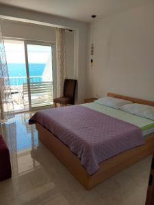 Three-Bedroom Apartment with Balcony and Sea View room in Apartments by the sea Podgora Makarska - 11469