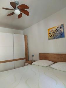 Apartments by the sea Podgora, Makarska - 11469