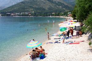 Apartments by the sea Zaostrog, Makarska - 12935 