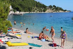 Apartments with a parking space Brela, Makarska - 16603