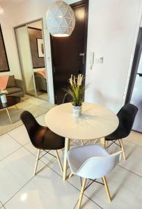 Almas Suites Youtube Netflix 100mbps By STAY