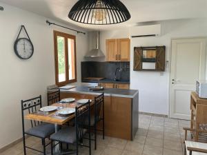 Appartements CHARMANT LOGEMENT AVEC PISCINE EN PROVENCE au premier etage d une villa : Appartement 2 Chambres