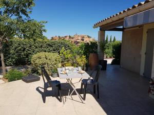 B&B / Chambres d'hotes Studio du sentier des ocres : Chambre Double - Vue sur Jardin