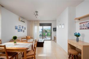 Blue Wave Villa - road view