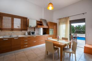 Blue Wave Villa - road view