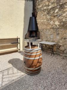 Maisons de vacances Grande maison de caractere situee au coeur du village de de Roquefort des Corbieres. Profitez de son grand jardin avec terrain de petanque barbecue et balancoire : photos des chambres