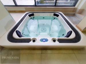 SUNSHINE PLACE ApartHotel Pool & Spa Mamaia Nord