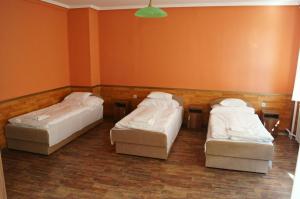 Triple Room room in Malomudvar Étterem Cukrászda Panzió és Rendezvényház