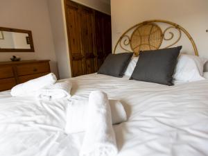 Cosy cottage with views over the Shropshire hills - Pass the Keys