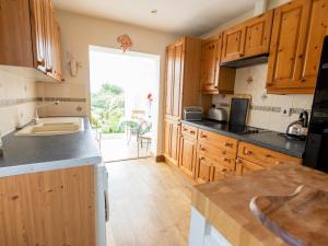 Cosy cottage with views over the Shropshire hills - Pass the Keys