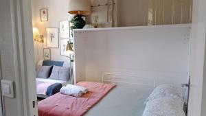 Appartements PARIS AUTHENTIC HOUSE Small, bright and calm studio : photos des chambres