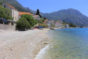 Apartments by the sea Brist, Makarska - 18859 