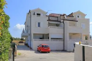 Apartments and rooms with parking space Rogoznica - 19786 - Zečevo
