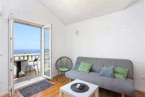 Apartments and rooms with parking space Rogoznica - 19786