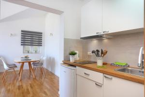 Apartments and rooms with parking space Rogoznica - 19786