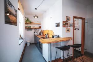 Studio Apartment zur alten Post, 48qm Individualapartment mit Blick über Zittaus Altstadt, Ferienwohnung im Altstadtkern umrandet vom Zittauer Gebirge