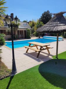 Maisons de vacances Gite La Maison de Gouville, avec piscine et SPA, proche mer : photos des chambres