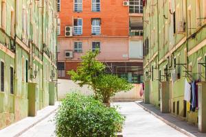 Room in Malaga Center, Homestay "Window to Road" - Habitación en Apartamento, Ventana a la careterra!