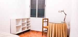 Room in Malaga Center, Homestay "Window to Road" - Habitación en Apartamento, Ventana a la careterra!