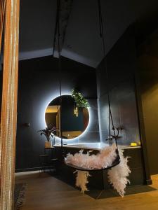 Appartements Suite Gatsby - balancoire et baignoire duo - Luxe et charme - climatisation : photos des chambres
