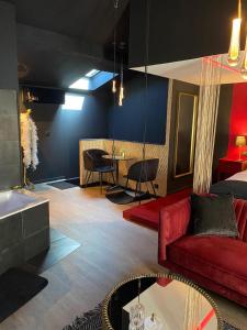 Appartements Suite Gatsby - balancoire et baignoire duo - Luxe et charme - climatisation : photos des chambres