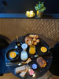 Appartements Suite Gatsby - balancoire et baignoire duo - Luxe et charme - climatisation : photos des chambres