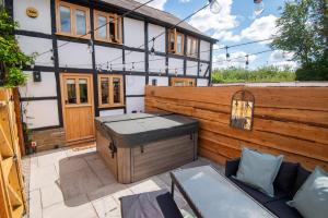 Apple Tree Cottage - Cosy 2 Bed with Deluxe HOT TUB & Log Burner