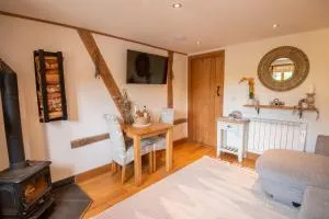 Apple Tree Cottage - Cosy 2 Bed with Deluxe HOT TUB & Log Burner - Burghill
