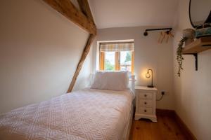 Apple Tree Cottage - Cosy 2 Bed with Deluxe HOT TUB & Log Burner