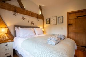 Apple Tree Cottage - Cosy 2 Bed with Deluxe HOT TUB & Log Burner