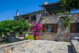 Iris' Traditional Stone House - Dystus