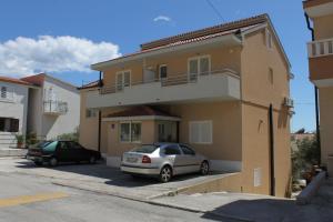Apartments with a parking space Makarska - 6850
