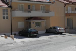 Apartments with a parking space Makarska - 6850